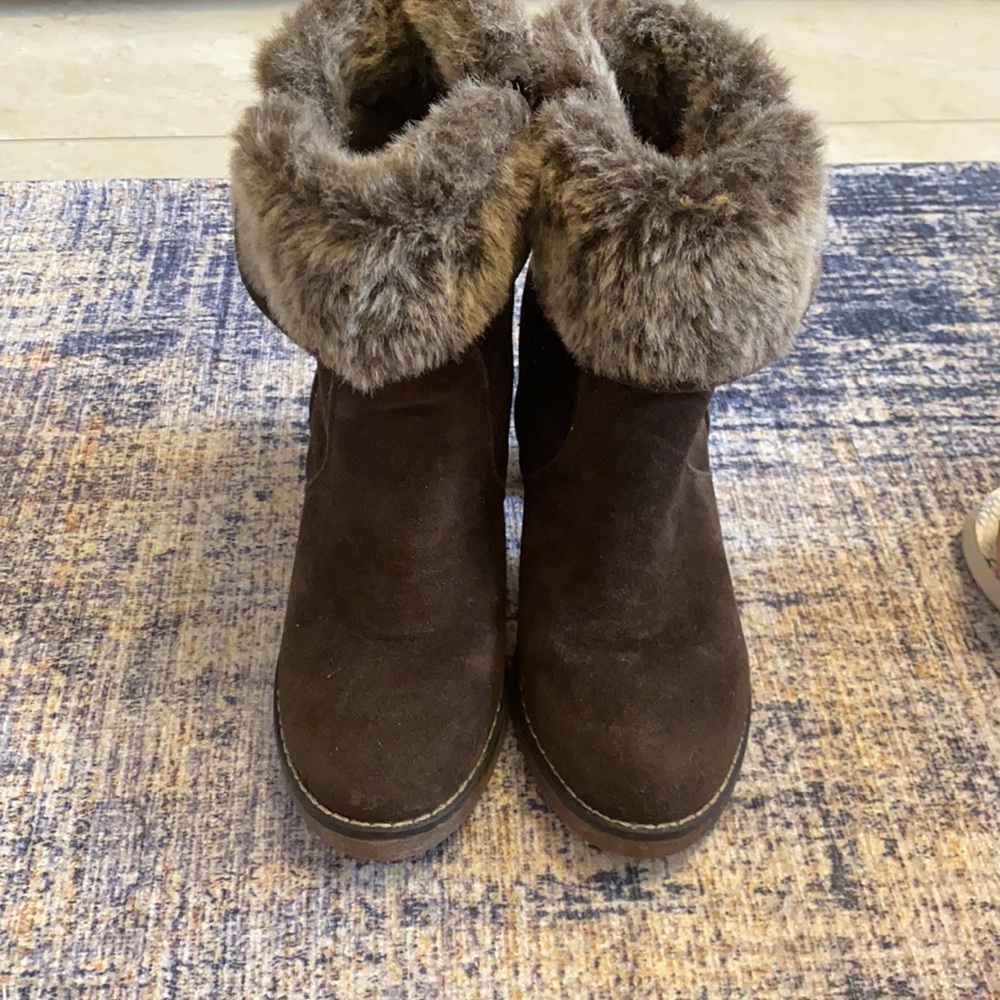 Suede boots with fur trim